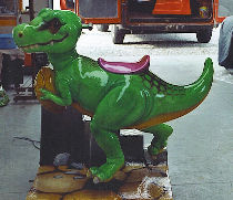 Het beeldhouwwerk in polyester: Tyrannosaurus, spel voor kinderen. 