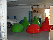 Les 'boules' sorties de la cabine de peinture attendent de recevoir leur dessin.