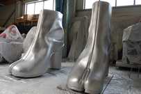 chaussures g�antes en polystyr�ne.