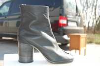 chaussures g�antes en polystyr�ne.