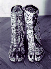 chaussures g�antes en polystyr�ne.