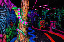 Peintures fluorescentes pour un mini golf de Paris.