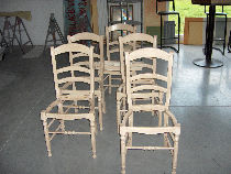 De stoelen (verplaatsbaar van vroeger) die worden geschilderd, in ruw en schaatsen van vieillisage.