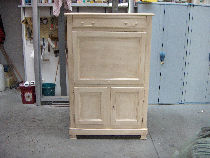 Dresser (piece of furniture of formerly) painted into unbleached and patinates vieillisage.