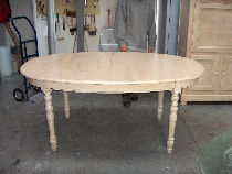 Table (meuble d'autrefois) peinte en cru et patine de vieillisage.