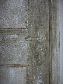  Detail of doors painted with casein, glacis with a color and light gilding on the mouldings.