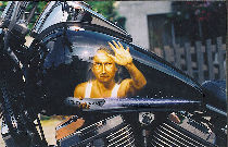 Custom moto : Portrait du propritaire peint sur le rservoir (ct gauche).