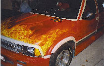 Carrosserie d'un pick up avec une peinture personalise imitant les flammes (travail en cours).