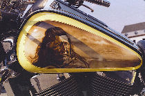 Tte d'indien peinte en deux tons sur un rservoir de moto.
