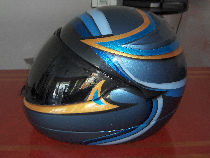	 Lineaire oprichting op een verpersoonlijkte moto helm.