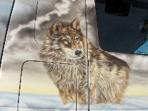 Un gros plan sur un des nombreux loups de cette peinture personnalise sur camion.